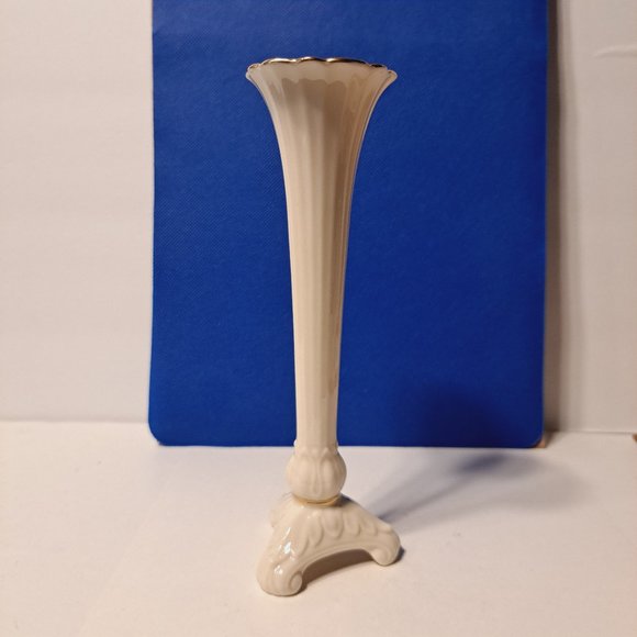 Lenox Ivory w/ Gold Trim 7-1/2" Tall Tri-Footed Scalloped Ceramic Bud Vase USA - Picture 1 of 12